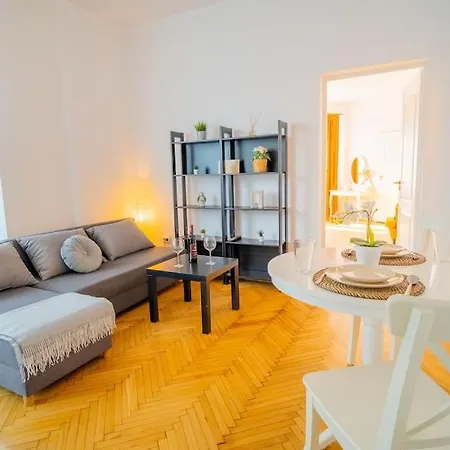 Stylishly Restored 1br With Victorian Influence *