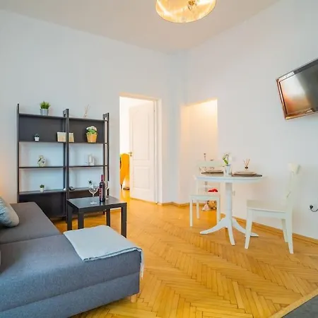 Stylishly Restored 1br With Victorian Influence Apartment
