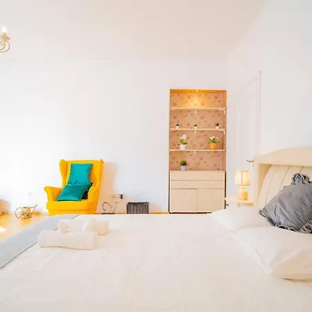Stylishly Restored 1br With Victorian Influence Apartment Bucharest