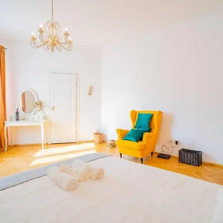 Stylishly Restored 1br With Victorian Influence Apartment Bucharest