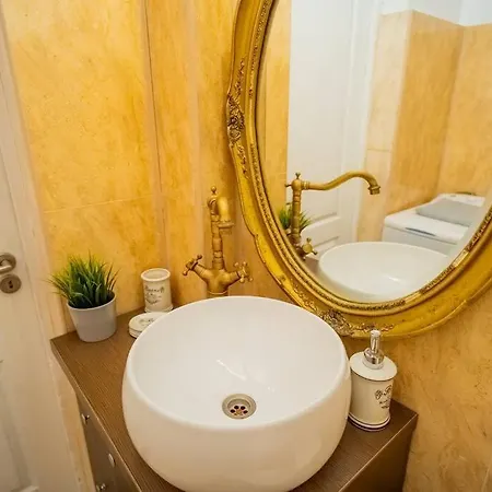 Stylishly Restored 1br With Victorian Influence * Bucharest