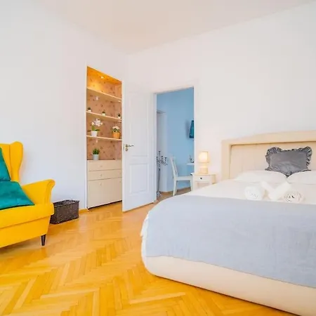 Stylishly Restored 1br With Victorian Influence Apartment