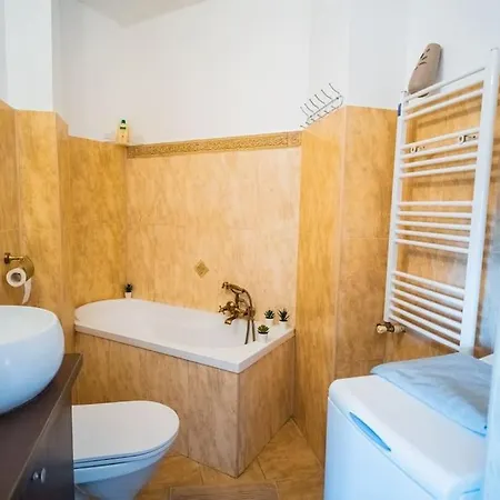 Apartment Stylishly Restored 1br With Victorian Influence *