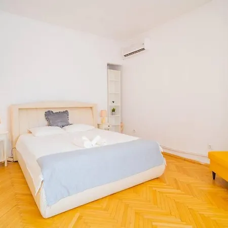 Stylishly Restored 1br With Victorian Influence Апартаменты Бухарест