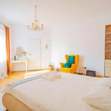 Stylishly Restored 1br With Victorian Influence Бухарест